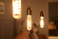Philips Filament Gold-Design T32, dünne längliche LED Lampe E27 dimmbar 4W 250lm extra-warmweiss 1800K wie 25W